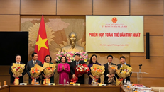 Phó Chủ tịch Quốc hội Nguyễn Thị Thanh tặng hoa Ủy ban Văn hóa và Xã hội của Quốc hội