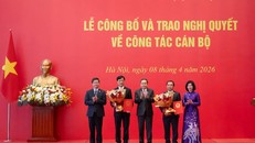 Chủ tịch Quốc hội Trần Thanh Mẫn trao Nghị quyết và tặng hoa chúc mừng Trưởng Ban Tổ chức Trung ương Nguyễn Duy Ngọc và Bí thư thành ủy Hà Nội Trần Đức Thắng 