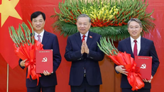 Tổng Bí thư, Chủ tịch nước Tô Lâm trao Quyết định của Bộ Chính trị và tặng hoa chúc mừng Trưởng ban Tổ chức Trung ương Nguyễn Duy Ngọc và Chánh Văn phòng Trung ương Đảng Nguyễn Hải Ninh. 