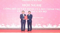 Ủy viên Bộ Chính trị, Thường trực Ban Bí thư Trần Cẩm Tú trao Quyết định của Bộ Chính trị cho đồng chí Trần Đức Thắng