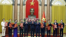 Tổng Bí thư, Chủ tịch nước Tô Lâm trao Quyết định bổ nhiệm cho 6 Phó Thủ tướng và Bộ trưởng Công an, Bộ trưởng Ngoại giao. Thủ tướng Lê Minh Hưng và nguyên Thủ tướng Phạm Minh Chính tặng hoa chúc mừng các đồng chí mới được bổ nhiệm.