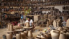 Nghệ nhân Nguyễn Hồng Quang đã làm chủ được quy trình làm gốm. Ảnh: TTXVN. 