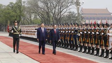 Tổng Bí thư, Chủ tịch nước Tô Lâm và Tổng Bí thư, Chủ tịch nước Trung Quốc Tập Cận Bình duyệt Đội danh dự Quân giải phóng Nhân dân Trung Quốc. Ảnh: Thống Nhất/TTXVN.