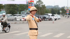 Lực lượng cảnh sát giao thông phân luồng phương tiện tại khu vực Đền Hùng. 