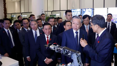 Tổng Bí thư, Chủ tịch nước Tô Lâm nghe giới thiệu về Trung tâm hợp tác ứng dụng AI Trung Quốc-ASEAN.