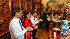 Lãnh đạo xã Hy Cương dâng hương tưởng niệm các Vua Hùng tại Đền Thượng.