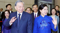 Tổng Bí thư, Chủ tịch nước Tô Lâm cùng Phu nhân tại ga Nam Ninh Đông, Thành phố Nam Ninh.