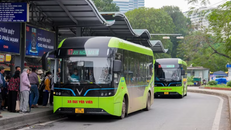 Hà Nội đề xuất miễn phí vé xe buýt, tàu điện trên cao trong hai dịp nghỉ lễ Giỗ Tổ Hùng Vương, 30/4 và 1/5.