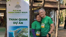 Vợ chồng bà Đỗ Thị Sang tham gia sự kiện Green Family Walk tại Vinhomes Green Paradise