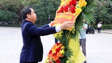 Bí thư Thành ủy Hà Nội Trần Đức Thắng dâng hoa tưởng nhớ V.I.Lênin.