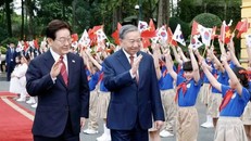 Tổng Bí thư, Chủ tịch nước Tô Lâm và Tổng thống Hàn Quốc Lee Jae Myung duyệt Đội danh dự Quân đội nhân dân Việt Nam.