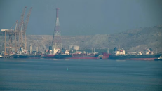 Tàu chở dầu tại cảng container Khor Fakkan, cảng nước sâu ở ngoài khơi thành phố Sharjah, Các Tiểu vương quốc Arab thống nhất, dọc eo biển Hormuz.