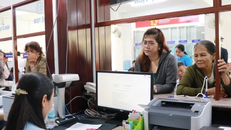 Người dân liên hệ bộ phận một cửa giải quyết các vấn đề liên quan hộ tịch.