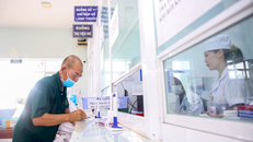 Người dân làm thủ tục khám chữa bệnh bảo hiểm y tế. 