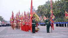 Đoàn nghi lễ rước kiệu chuẩn bị khởi hành lên núi Nghĩa Lĩnh, nơi thờ tự các Vua Hùng. 