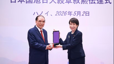 Thủ tướng Nhật Bản Takaichi Sanae trao Huân chương Mặt trời mọc hạng nhất Đại thập tự của Nhà nước Nhật Bản cho nguyên Tổng Bí thư Nông Đức Mạnh.