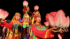 Múa Lục cúng hoa đăng tượng trưng cho sáu lễ vật dâng cúng Phật (hương, hoa, đèn, trà, quả, oản) trong Nhã nhạc Cung đình Huế.