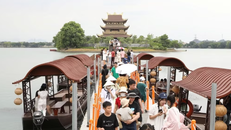 Du khách tham quan tại chùa Vàng, phường Hoa Lư dịp nghỉ lễ.