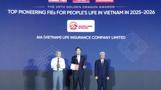 Ông Nguyễn Quang Duy, PTGĐ Marketing và Phát triển Kinh doanh Kênh Đối tác đại diện AIA Việt Nam nhận Giải thưởng Rồng Vàng 2026 từ Ban tổ chức.