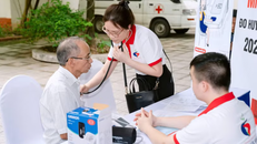 Nhân viên y tế đo huyết áp cho người dân tại Chương trình khám, tư vấn bệnh miễn phí.