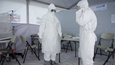 Nhân viên y tế làm việc tại khu vực điều trị cho bệnh nhân nhiễm Ebola.