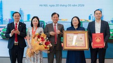 Ông Thang Văn Phúc, Nguyên Thứ Trưởng Bộ Nội Vụ ,Chủ tịch TW Hội Kỷ lục Gia Việt Nam trao bằng xác lập kỷ lục cho đại diện VETC.