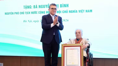 Đại sứ đặc mệnh toàn quyền Nhà nước Palestine tại Việt Nam Saadi Salama trao tặng Huân chương "Ngôi sao Công trạng" của Nhà nước Palestine cho nguyên Phó Chủ tịch nước Nguyễn Thị Bình. 