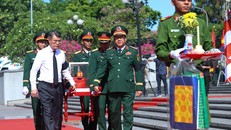 Thủ tướng Lê Minh Hưng truy điệu hài cốt liệt sỹ quân tình nguyện và chuyên gia Việt Nam tại Nghĩa trang liệt sỹ Quốc gia Đường 9 (Quảng Trị).