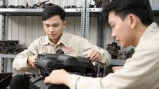 Sinh viên trường Cao đẳng Việt Mỹ Hà Nội thực hành tại xưởng Ôtô của trường. 