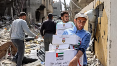 Người dân nhận hàng viện trợ nhân đạo tại Dải Gaza. 