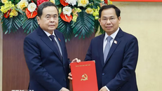 Chủ tịch Quốc hội Trần Thanh Mẫn trao Quyết định Phó Bí thư Đảng uỷ Quốc hội cho Tổng thư ký Quốc hội, Chủ nhiệm Văn phòng Quốc hội Lê Quang Mạnh. 