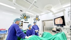 Ê-kíp bác sĩ Bệnh viện Đa khoa Vinmec Hạ Long thực hiện ca phẫu thuật nội soi cắt khối tăng sinh qua niệu đạo bằng dao điện lưỡng cực