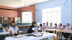Học sinh lớp Nghiệp vụ nhà hàng K7 - Trường Trung cấp nghề dân tộc nội trú Khánh Vĩnh, Khánh Hòa trong giờ thực hành.