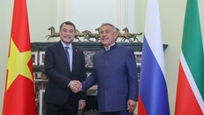 Thủ tướng Chính phủ Lê Minh Hưng và Người đứng đầu Cộng hòa Tatarstan Rustam Minnikhanov. Ảnh: VGP/Nhật Bắc