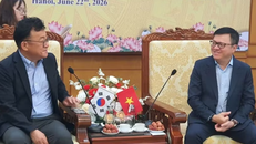 Ông Lê Quốc Minh, Ủy viên Trung ương Đảng, Tổng Biên tập Báo Nhân Dân, Phó Trưởng Ban Tuyên giáo và Dân vận Trung ương, Chủ tịch Hội Nhà báo Việt Nam làm việc với ông Park Jong Hyun (bên trái), Chủ tịch Hội Nhà báo Hàn Quốc. 