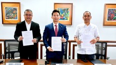 Từ trái qua: Ông Ronnie L.Aperocho, Phó Chủ tịch Điều hành kiêm Giám đốc Vận hành (COO) của Meralco, ông Nguyễn Anh Khoa, Tổng Giám đốc VinEnergo và ông Emmanuel V. Rubio, Chủ tịch kiêm Tổng Giám đốc điều hành MGEN tại lễ ký kết.