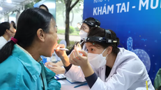 Các bác sỹ khám sức khoẻ miễn phí cho người dân.