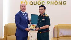 Đại tướng Phan Văn Giang, Ủy viên Bộ Chính trị, Phó Thủ tướng Chính phủ, Bộ trưởng Bộ Quốc phòng và Đại sứ Đặc mệnh toàn quyền Canada tại Việt Nam James Nickel tại buổi tiếp.
