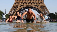 Người dân Paris chen nhau tắm kênh dưới cái nóng 42 độ C.