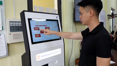 Người dân phường Mỹ Lâm (tỉnh Tuyên Quang) đăng ký thủ tục hành chính qua kiốt dịch vụ công.