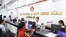 Người dân đến giao dịch tại Trung tâm phục vụ Hành chính công phường Dĩ An, Thành phố Hồ Chí Minh. 