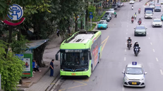 Người dân đi xe buýt điện.