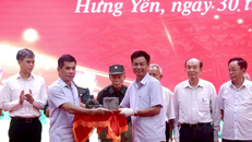 Đại diện các tập thể, cá nhân trao tặng tư liệu, tài liệu, hiện vật xây dựng Bảo tàng Đảng Cộng sản Việt Nam.