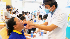 Bác sĩ khám tai mũi họng cho công nhân lao động.
