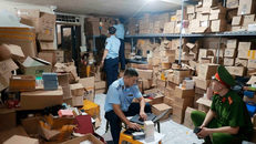 Lực lượng chức năng kiểm tra, thống kê số lượng tại một kho hàng phát hiện số lượng lớn nước hoa giả. 
