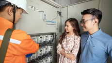Nhân viên EVN hướng dẫn khách hàng sử dụng điện tiết kiệm, hiệu quả. 