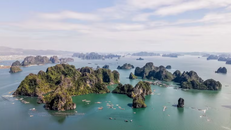 Vịnh Hạ Long nhìn từ trên cao. 