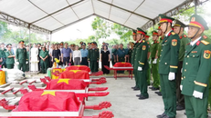 Lễ truy điệu 5 hài cốt liệt sĩ tại Nghĩa trang Liệt sỹ Đông Lễ, phường Nam Đông Hà. 