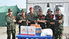 Đoàn Việt Nam tặng quà, cảm ơn sự hỗ trợ của Trung tá Raúl Serrano Chacón trong thời gian thực hiện nhiệm vụ tại Venezuela.