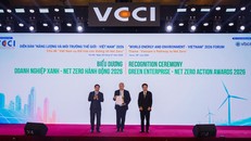 Ông Ngô Minh Hải, Chủ tịch Hội đồng Quản trị Tập đoàn TH đại diện nhận biểu trưng “Doanh nghiệp xanh – Net Zero hành động” do Phó Thủ tướng Chính phủ Nguyễn Văn Thắng trao tại sự kiện.